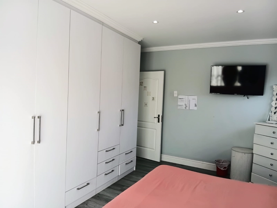 5 Bedroom Property for Sale in Beacon Bay Eastern Cape